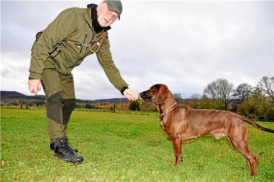 „Er hat es super gemacht“ – Dirk Drewes mit seinem Hund namens Pelle. Foto: Berg