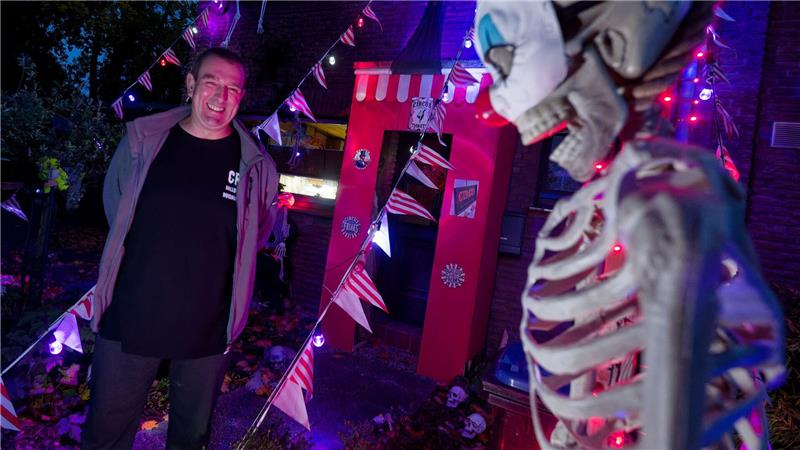 Warum die einen Halloween lieben und die anderen es hassen Er hat gut lachen: Dieses Jahr ist das Motto in Sven Wagners Halloween-Haus „Freak Circus“.