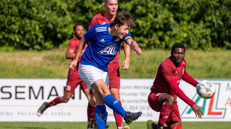 Er ist bisher der Mann der letzten Minuten: Othfresens Kapitän Henrik Melzian (l.) trifft zweimal in der Nachspielzeit.