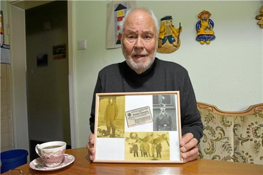 „Er ist über dem Ärmelkanal abgeschmiert.“ - Walter Böhm mit Fotografien und der Todesanzeige von Hermann Kammann. Foto: Berg