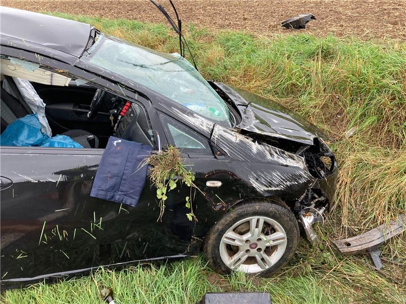 Groß Döhren: Betrunkener Autofahrer überschlägt sich und landet im Graben Er kam von der Straße ab, überschlug sich und kam nach 120 Metern im Graben zum Stehen: Am frühen Samstagabend verunfallte ein alkoholisierter 26-jähriger Liebenburger auf der L510 in Richtung Weddingen. Die Polizei beschlagnahmte seinen Führerschein. Foto: FFW Liebenburg