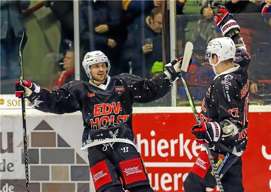 Er kann sich feiern lassen: Filip Mrava (li.) nimmt die Glückwünsche von Nico Ehmann nach einem seiner vier Treffer gegen die Salzgitter Icefighters entgegen. Der Slowake kommt am Ende auf starke sechs Punkte. Foto: Drechsler