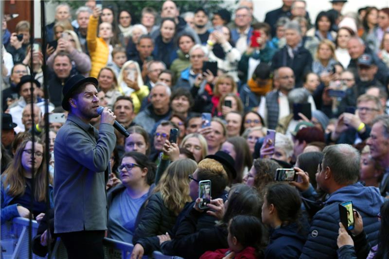 Lincke-Ringträger Oerding: So war das Konzert in Goslar Er kommt seinen Fans ganz nah. Foto: Epping