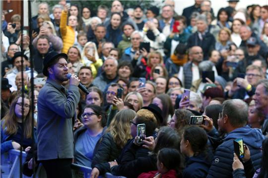 Er kommt seinen Fans ganz nah. Foto: Epping