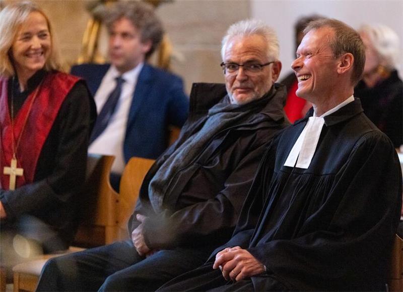 Er macht einen entspannten Eindruck: Pfarrer Andreas Labuhn (rechts) bei seiner Verabschiedung, die für ihn viele Momente des Dankes und der Freude bereithielt.