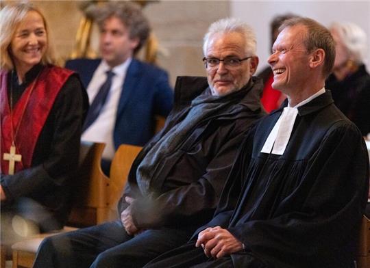 Er macht einen entspannten Eindruck: Pfarrer Andreas Labuhn (rechts) bei seiner Verabschiedung, die für ihn viele Momente des Dankes und der Freude bereithielt.