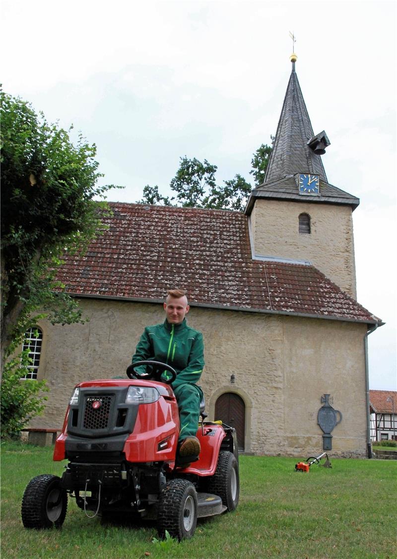 Er macht es aus Spaß und für die Gemeinde: Jannik Reichert kümmert sich um die Grünflächen rund um die Kirche sowie um den Pfarrgarten in Bettingerode.  Foto: Potthast
