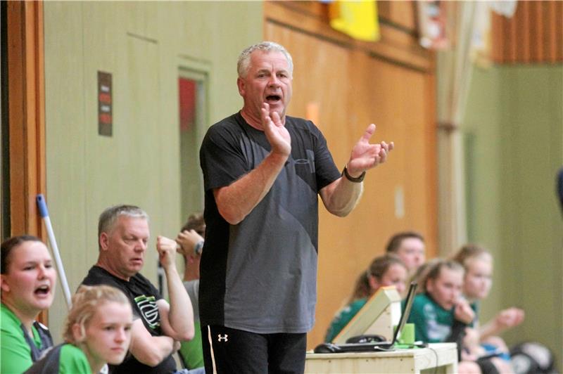 HSG Langelsheim/Astfeld wagt den Schritt in die Landesliga Er macht es noch einmal: Torsten Müller wird die Frauen der HSG Langelsheim/Astfeld in der kommenden Saison trainieren und damit in der Handball-Landesliga anführen. Unterstützt wird er von Hartmut Paul. Foto: Gietemann