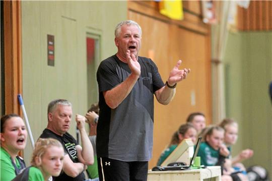 Er macht es noch einmal: Torsten Müller wird die Frauen der HSG Langelsheim/Astfeld in der kommenden Saison trainieren und damit in der Handball-Landesliga anführen. Unterstützt wird er von Hartmut Paul.  Foto: Gietemann