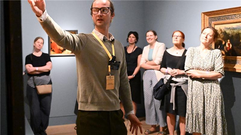 „Gehirn eines Hamsters“ - Museumsführer beschimpft Besucher Er schimpft, nörgelt und brüllt die Gruppe an: Der „Grumpy Guide“ im Düsseldorfer Kunstpalast vermittelt Kunst auf etwas andere Weise.