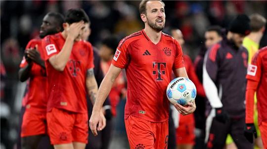 Er trifft und trifft: Nach seinem Hattrick gegen Augsburg durfte Harry Kane mal wieder den Spielball mitnehmen. 