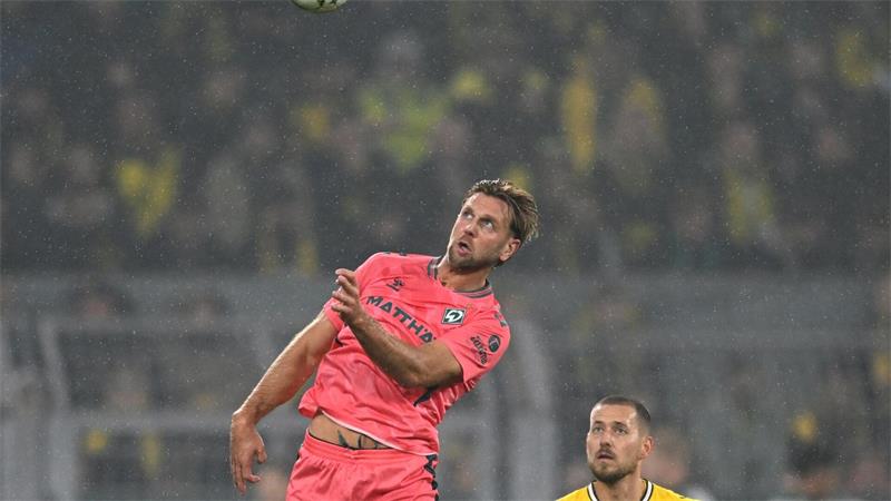 Er trifft und trifft: Trotz des Pokal-Aus in Dortmund war Werder Bremens Niclas Füllkrug (l) auffälligster Bremer.  
