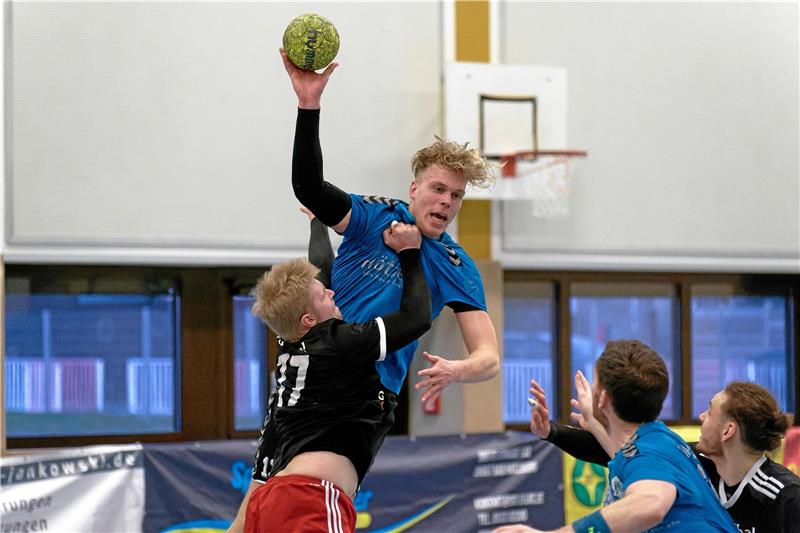 HSG Bad Harzburg/Vienenburg feiert zweiten Auswärtssieg Er trifft zum Sieg: Jan Gehlhar erzielt wenige Sekunden vor Schluss das entscheidende Tor zum 22:21 gegen den MTV Groß Lafferde II. Foto: Drechsler