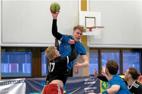 Er trifft zum Sieg: Jan Gehlhar erzielt wenige Sekunden vor Schluss das entscheidende Tor zum 22:21 gegen den MTV Groß Lafferde II.  Foto: Drechsler