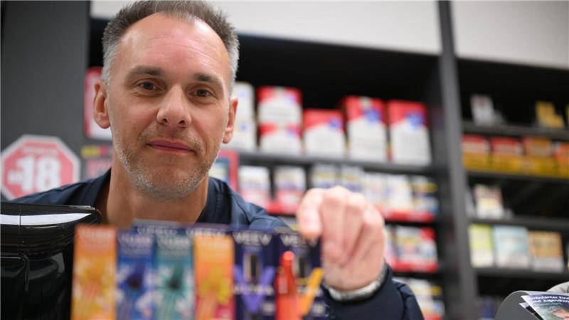 E-Zigaretten als Wegwerfprodukt: Politik treibt Verbot voran Er verkauft sowohl klassische Zigaretten als auch E-Zigaretten: der Düsseldorfer Tabakwaren-Geschäftsinhaber Sebastian Jähn.