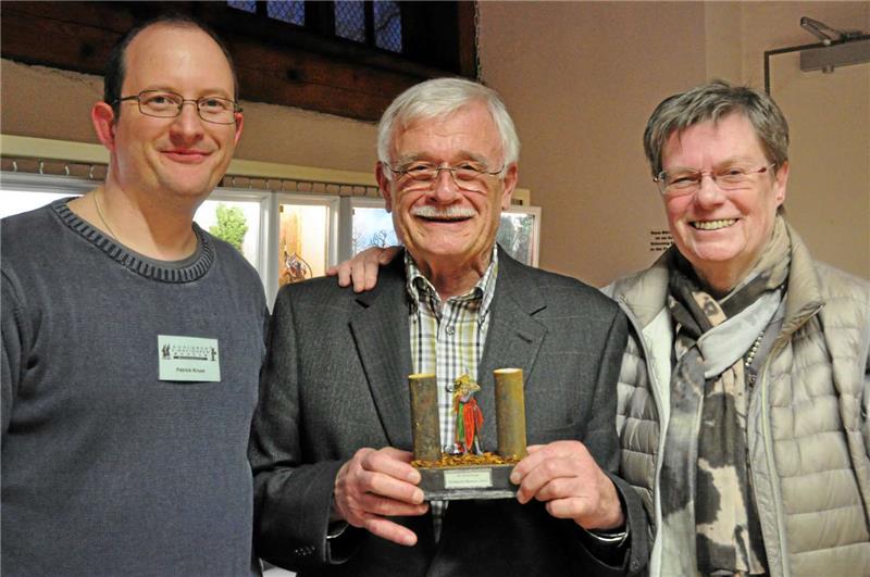Er war „mit ganzem Herzen dabei“: Dr. Uwe Thieme (Mitte) wurde als 2. Vorsitzender von Antje Baensch (re.) und Patrick Kruse verabschiedet.  Foto: Kempfer