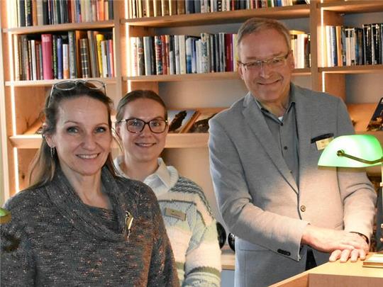 Er war stets stolz auf das besondere Haus und seine Mitarbeiter: Schwiecheldthaus-Chef Kai Lauenroth, hier mit Architektin Antje Apel (links) und Schwiecheldthaus-Kulturmanagerin Carla Reuter 2023 bei der Präsentation der neuen Bibliothek, die zum 25-jährigen Jubiläum mit 90.000 Euro komplett erneuert wurde.