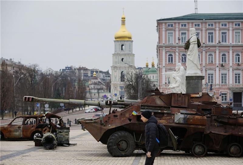 Ukraine ohne jede Aussicht auf baldigen Frieden Erbeuteteürussische Kriegsgeräte auf einem Platz in der ukrainischen Hauptstadt Kiew.