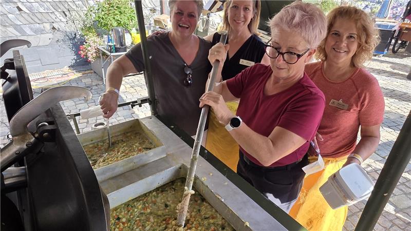 Erbsensuppe für einen guten Zweck: Die Zonta-Damen sind mit Feuereifer dabei.