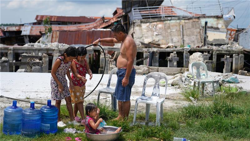 Erdbeben in Bogo: Vater badet mit Töchtern neben Ruinen
