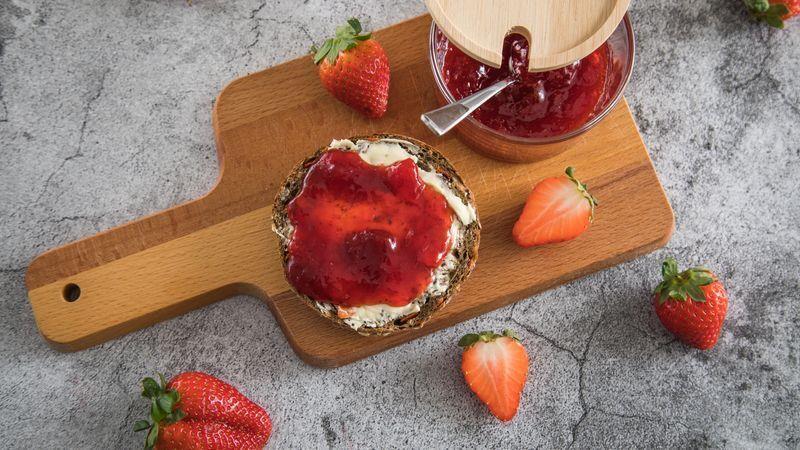 Rezepte: Wie Sie Erdbeeren süß und herzhaft zubereiten Erdbeer-Marmelade gehört zu den Klassikern. Foto: Christin Klose/dpa Themendienst/dpa-tmn
