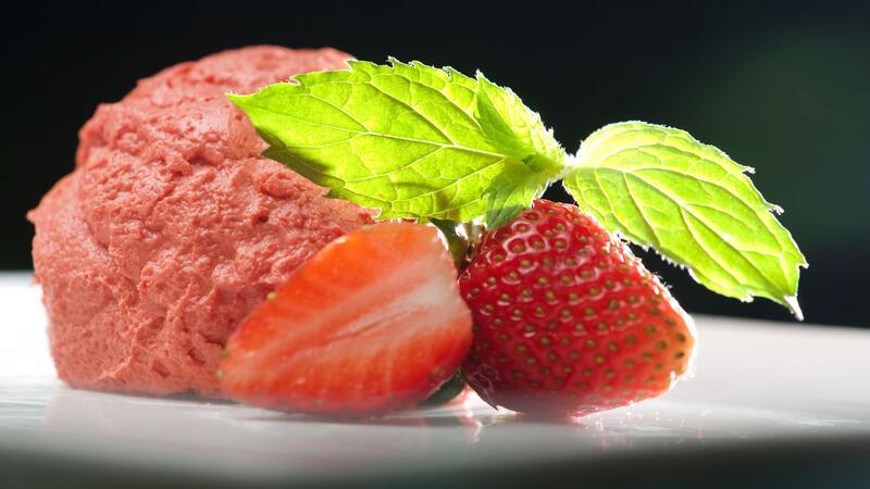 An diesen Punkten erkennen Sie ein gutes Eis Erdbeer pur: Eis aus Fruchtpüree enthält kaum Fett.