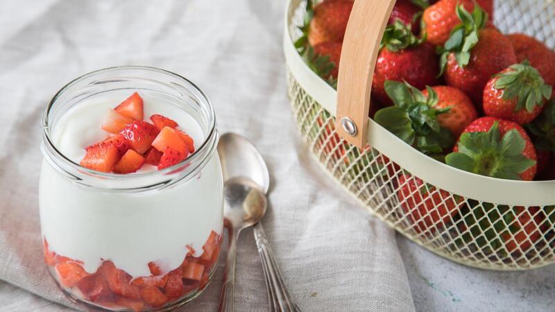 Erdbeeren selber pflücken: So gelingt das Familien-Erlebnis Erdbeeren machen aus Quark und Joghurt ein sommerliches Dessert.