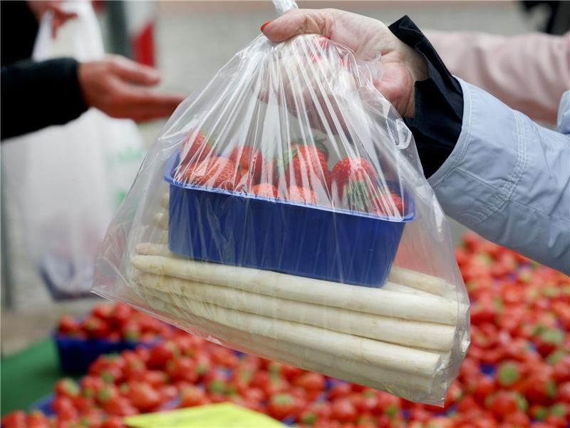 Behörde klärt Spargel-Aprilscherz nach vier Jahren auf Erdbeeren und Spargel werden gern gemeinsam gekauft.