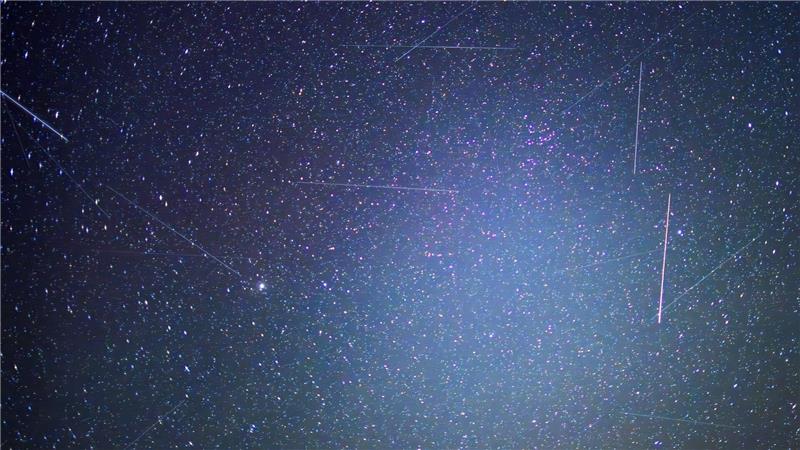 Erdnahe Satelliten sind auf Langzeitbelichtungen als Lichtspuren zu erkennen. Das bayerische Start-Up Mynaric baut Laserfunkterminals für Satelliten und ist nun von einem US-Konzern übernommen worden. (Symbolbild)