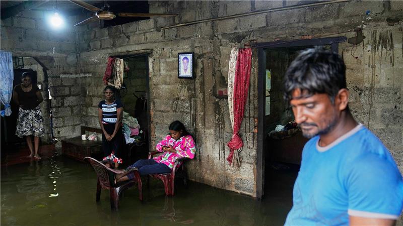 Mindestens 56 Tote durch Zyklon auf Sri Lanka Erdrutsche, blockierte Straßen und Hochwasser in Wohnhäusern: Die Folgen des Zyklons legen das öffentliche Leben auf Sri Lanka nahezu lahm.