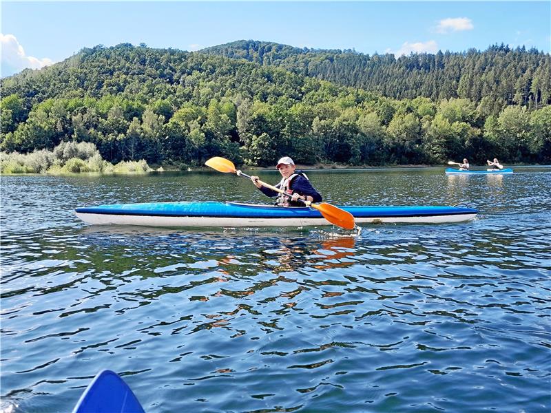 Jugendliche aus Langelsheim paddeln um die Wette Erfahrenere Teilnehmer dürfen in Einerkajaks alleine auf der Talsperre paddeln. Foto: Privat