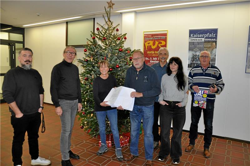 Stadthalle: In der Zeitenwende das Maß und die Mitte halten Erfolg für das Bürgerbegehren in der Adventszeit (v.l.): Am 11. Dezember liefern Giovanni Graziano, Anke Berkes (3.v.l.), Detlef Vollheyde, Thomas Walter, Marie Luise Bona und Holger Plaschke weit mehr als die für einen Bürgerentscheid notwendige Zahl an Unterschriften bei der Stadtverwaltung ab. Archivfoto: Heine