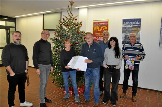 Erfolg für das Bürgerbegehren in der Adventszeit (v.l.): Am 11. Dezember liefern Giovanni Graziano, Anke Berkes (3.v.l.), Detlef Vollheyde, Thomas Walter, Marie Luise Bona und Holger Plaschke weit mehr als die für einen Bürgerentscheid notwendige Zahl an Unterschriften bei der Stadtverwaltung ab. Archivfoto: Heine