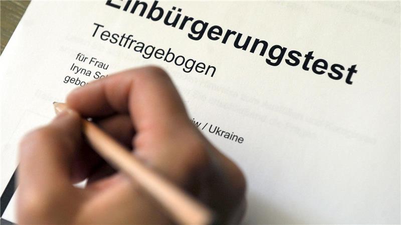 Erfolgreich absolvierte Sprachtests werden nicht nur für die Einbürgerung verlangt, sondern in vielen Fällen auch für den Familiennachzug. (Symbolbild)