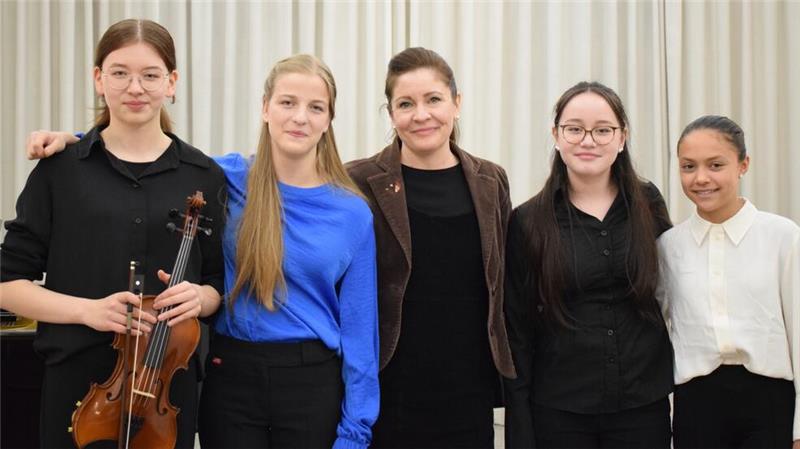 Elf Nachwuchstalente messen sich auf Landesebene Erfolgreich im Violinenspiel (v.l.): Zoey Bohn, Viktoria Bolt, Maria Balajti (Lehrkraft), Lisa Schaadt und Luzi Ruhe.