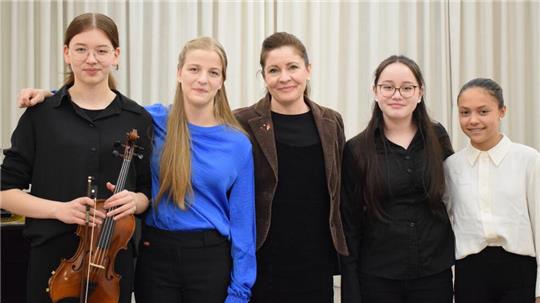 Erfolgreich im Violinenspiel (v.l.): Zoey Bohn, Viktoria Bolt, Maria Balajti (Lehrkraft), Lisa Schaadt und Luzi Ruhe.
