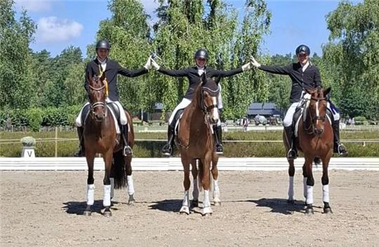 Erfolgreiches Dressur-Trio: Fabian Klatt, Madlen Heimann und Philipp Klatt (v.l.) vom PSV Hahausen sorgen bei den Landesmeisterschaften in Westergellersen für Furore. Foto: Privat