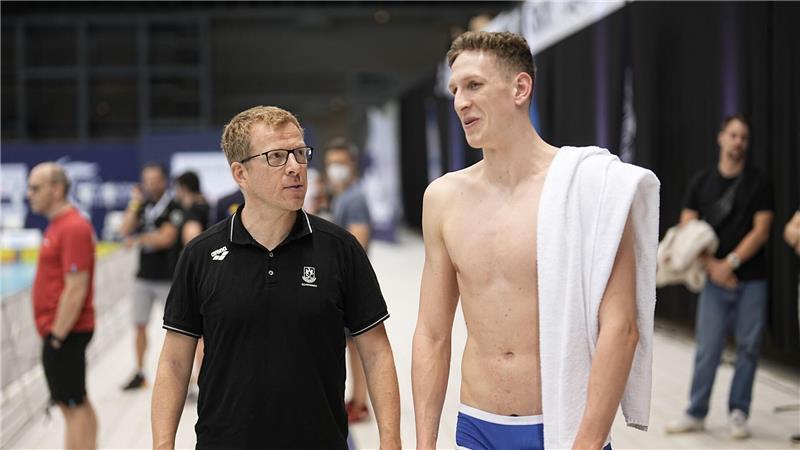 „In einen Rausch geschwommen“: Märtens bricht Weltrekord Erfolgreiches Gespann: Bernd Berkhahn (l) und Lukas Märtens.