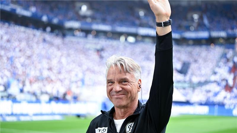 Elversberg schlägt Schalke und spielt um die Bundesliga Erfolgstrainer in Elversberg: Horst Steffen.