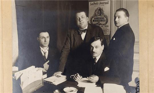 Erfundene Geschichte über Goslar: Marcel Nadaud (stehend mit Fliege) und André Fage (sitzend mit Schnurbart) mit Kollegen des „Petit Journal“ in Paris.
