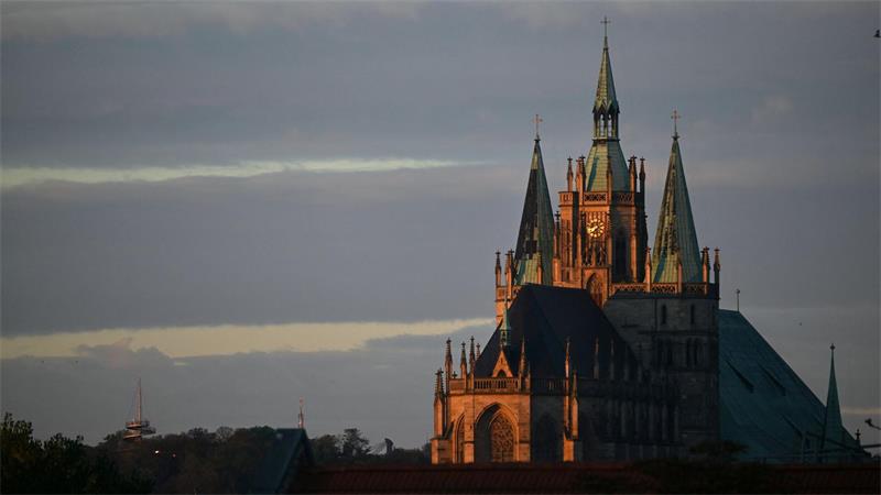 Erfurt: Blick auf den Mariendom in der Morgensonne – milde Herbststimmung