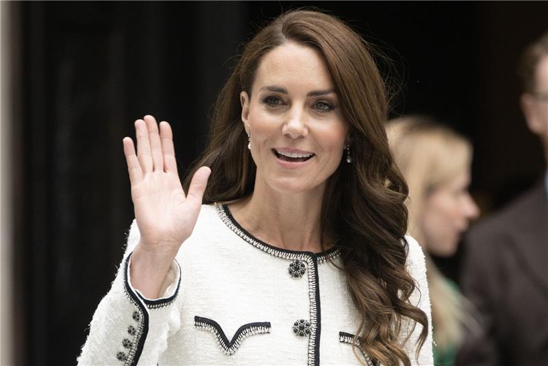 Erheblich verschlimmert wurde die Situation durch den unbeholfenen Versuch, die Sorgen um Kate mit einem Familienfoto der Prinzessin und ihren Kindern zu zerstreuen.