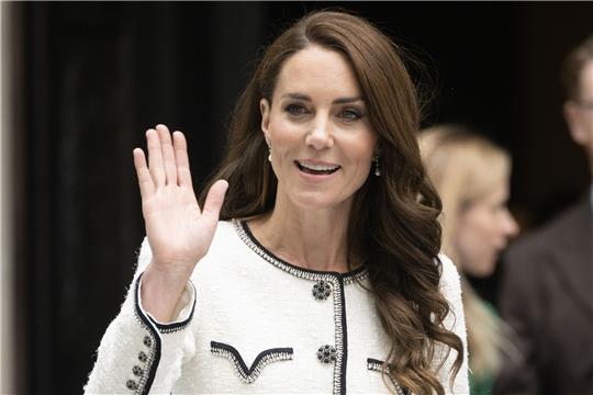 Erheblich verschlimmert wurde die Situation durch den unbeholfenen Versuch, die Sorgen um Kate mit einem Familienfoto der Prinzessin und ihren Kindern zu zerstreuen.