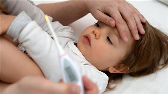 Erhöhte Temperatur? Infektionen sind bei Kindern nicht ungewöhnlich.