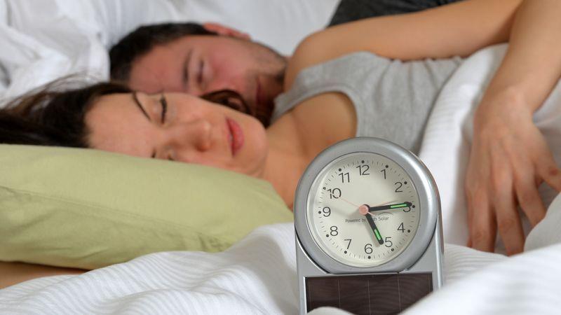 Sommerzeit: Diese Tricks lassen Sie besser schlafen Erholsamer Schlaf ist wichtig. Foto: Jens Kalaene/dpa-tmn