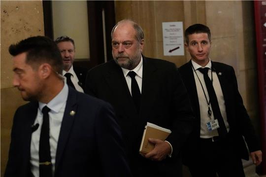 Éric Dupond-Moretti(M), Justizminister von Frankreich, trifft im Gericht ein. Der Minister muss sich wegen angeblicher Interessenkonflikte und Amtsmissbrauchs verantworten.