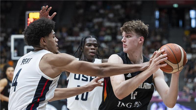 Eric Reibe (rechts) ist einer der deutschen Nachwuchsbasketballer, die an einem College in den USA spielen. (Archivbild)