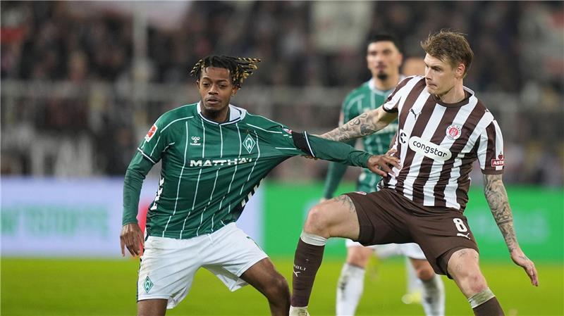 Eric Smith (r, FC St. Pauli) und Samuel Mbangula (Werder Bremen) kämpfen um den Ball. (Archivbild)