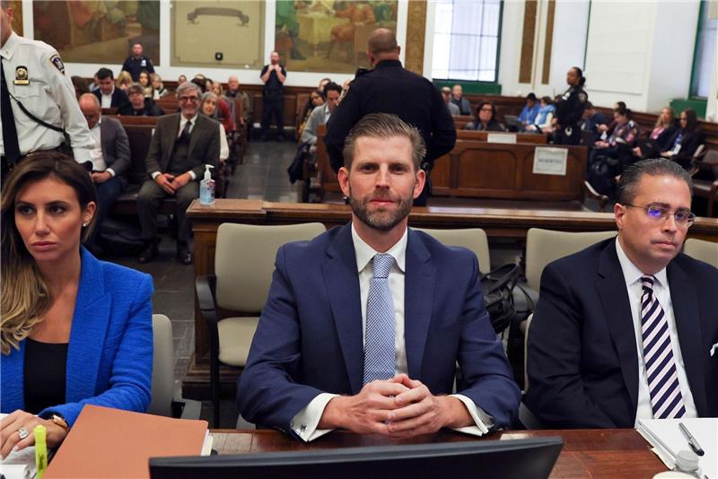 Trumps Kinder sagen in New Yorker Betrugsprozess aus Eric Trump (M) und seine Anwälte Alina Habba (l) und Clifford Robert sitzen im Gerichtssaal am New York Supreme Court.