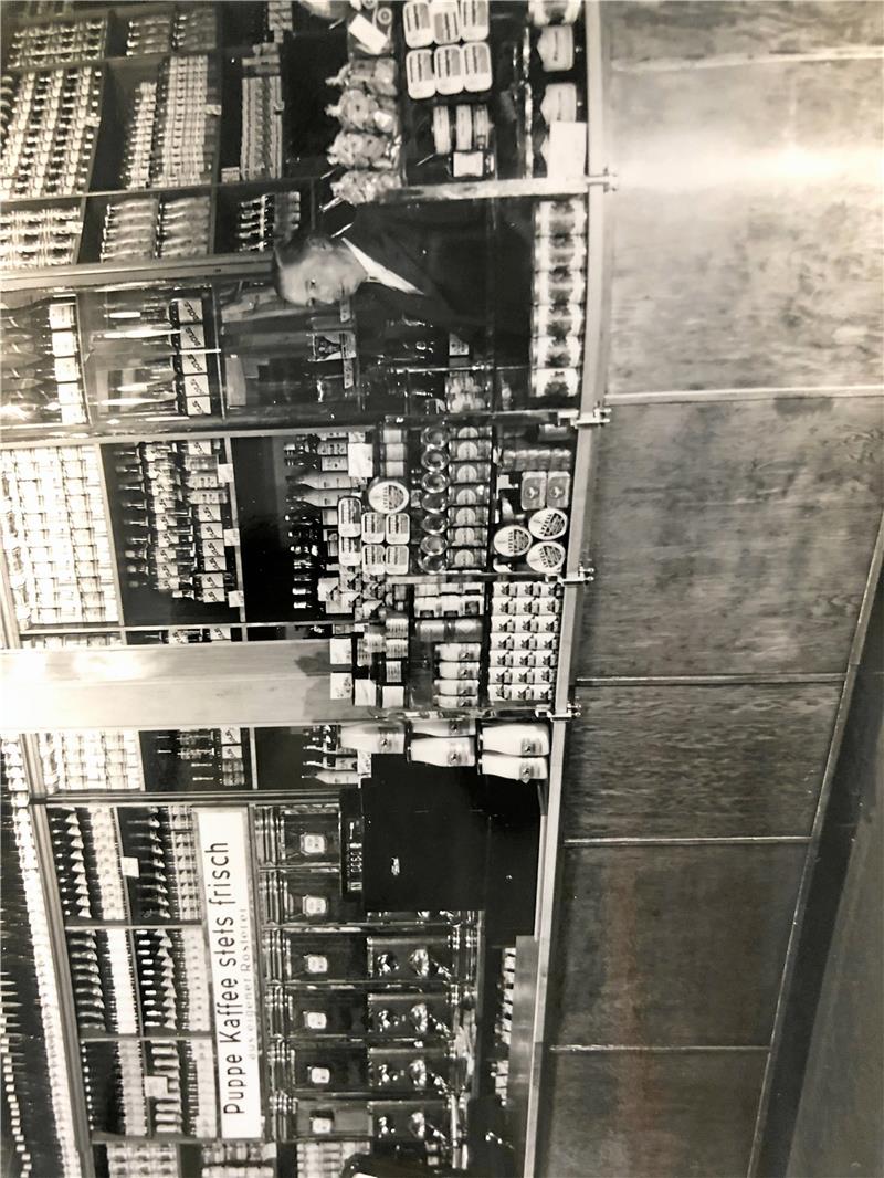 Erich Puppe hinter dem Tresen seines gleichnamigen Geschäftes.